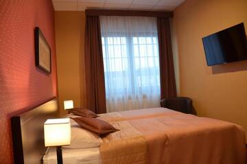 Фото номера Двухместный номер с 1 кроватью или 2 отдельными кроватями Отель Hotel Pik г. Миколув 3